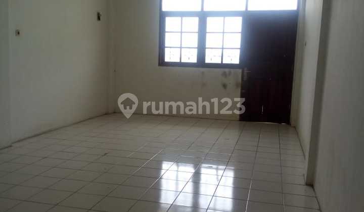 For Rent Row of Shops Facing Busy Main Road 3 Floors Affordable 2