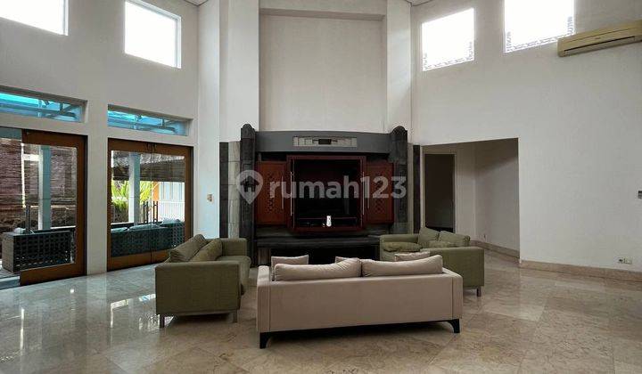 Rumah Asri Bagus Terawat Semi Furnished SHM di Menteng, Jakarta Pusat 2