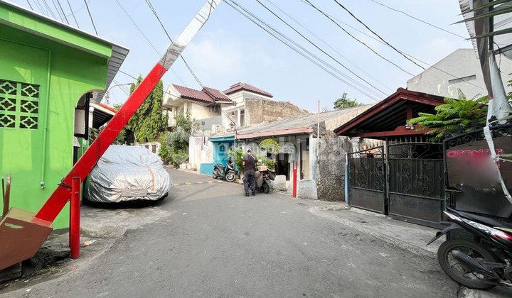 Dijual Rumah Bonus Kontrakan Aktif Cocok untuk Investasi Area Tebet Jakarta Selatan
