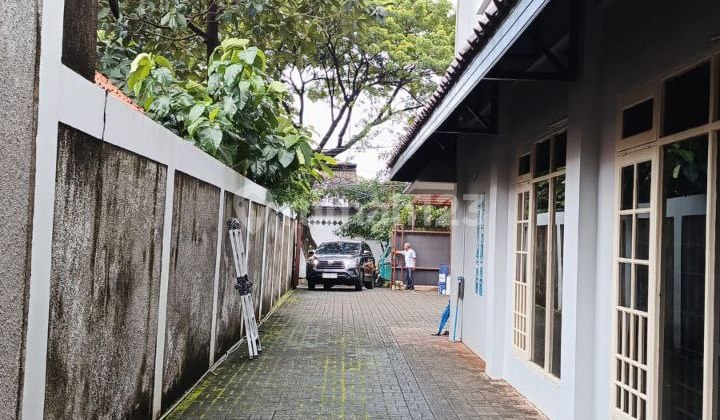 Serene Home in a Strategic Area. Suitable for Silent Office, School & Residence in Menteng.