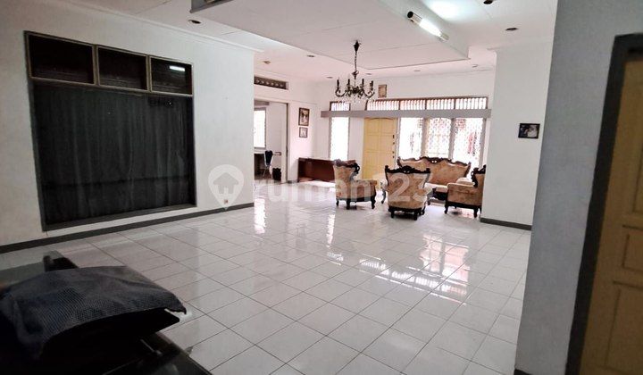 Rumah Asri Terawat Pinggir Jalan Area Tenang di Menteng Jakarta Pusat Rumah Asri Terawat Pinggir Jalan Area Tenang di Menteng Jakarta Pusat