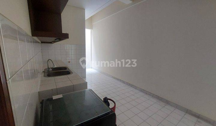 Rumah 2 Lt Bagus Terawat Strategis Bebas Banjir Semi Furnished di Pondok Indah 2