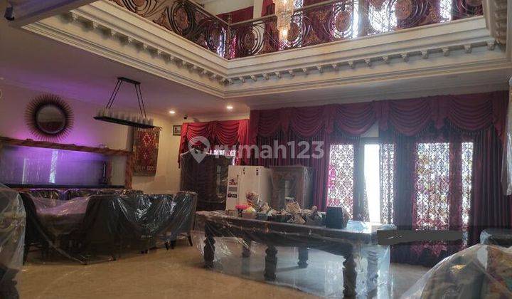 Rumah Dengan Kolam Renang Asri Terawat Lokasi Strategis Disewakan Semi Furnished di Pejaten 1