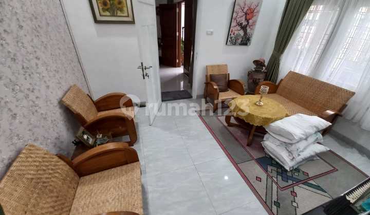 A Comfortable and Serene House with an Inner Court Garden in Menteng 2