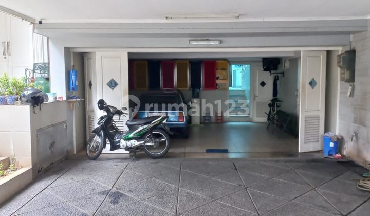 Rumah 2 LT Asri Terawat dengan Privat Pool di Menteng Pusat 2