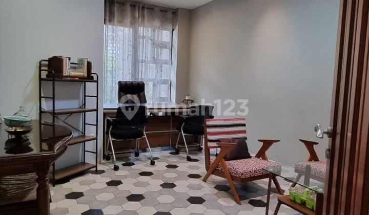 Disewakan/Dijual Rumah Asri 2 Lantai di Kebayoran Baru Jakarta Selatan