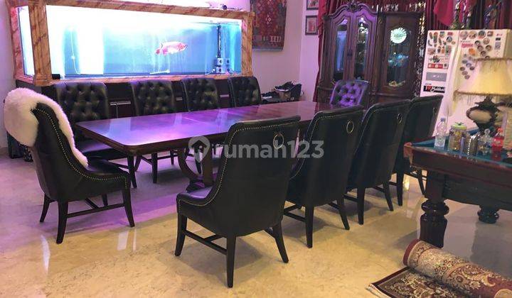 Rumah Dengan Kolam Renang Asri Terawat Lokasi Strategis Disewakan Semi Furnished di Pejaten 2