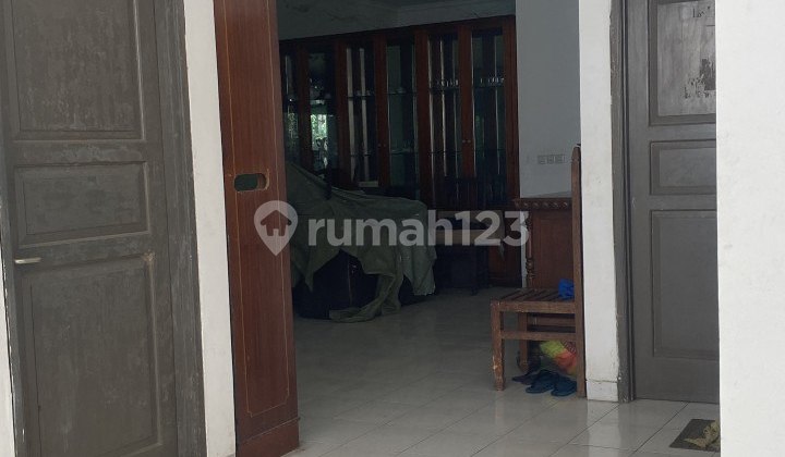 Hook House with Spacious Land for Sale, Cheap and Quick, No Flooding in Menteng, Central Jakarta.