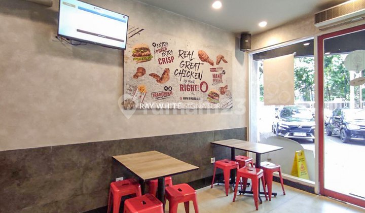 Three-story shop house on Kemang Raya Street, South Jakarta. Formerly 4 Fingers. Three-story shop house on Kemang Raya Street, South Jakarta. Formerly 4 Fingers.