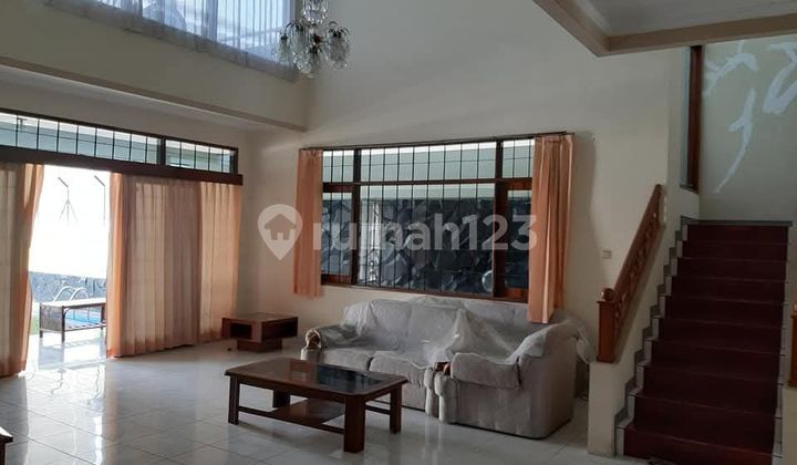 Rumah Dengan Kolam Renang Di Cipaku 2