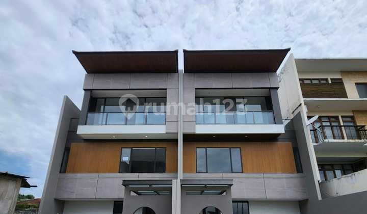 Rumah Baru Dengan Rooftop & Pool Di Setraduta Lavida