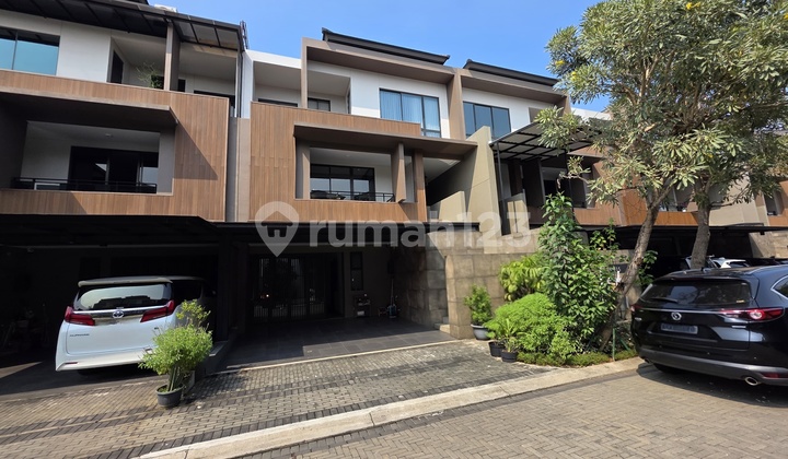 Dijual Rumah Mewah 3 Lantai Full Furnish di Zora Kazumi BSD Siap Huni