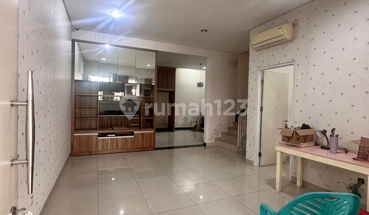 For Sale: 2.5-Story House in Green Lake City, Fully Furnished, Ready to Move In