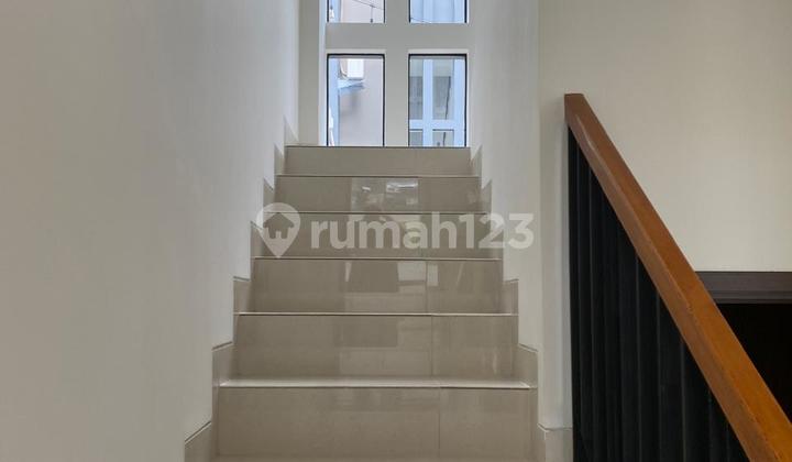 Disewa Ruko 3 Lantai Modern Siap Pakai di BSD Lokasi Strategis 