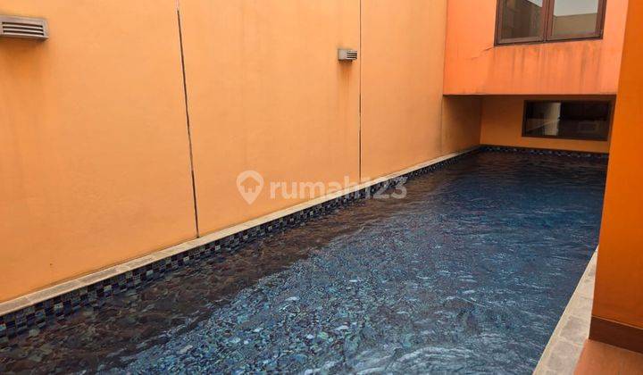 Rumah Ada Kolam Renang di Sektor 1 Gading Serpong, Tangerang 1