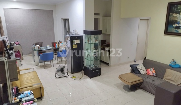 The Springs Hoek 8x17 ready-to-occupy house in Gading Serpong. The Springs Hoek 8x17 ready-to-occupy house in Gading Serpong.