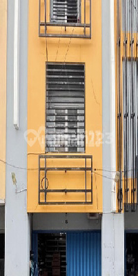 Ruko Bagus di Kawasan Bisnis Tiga Lantai Dekat Pusat Kota 93.0 M² SHM