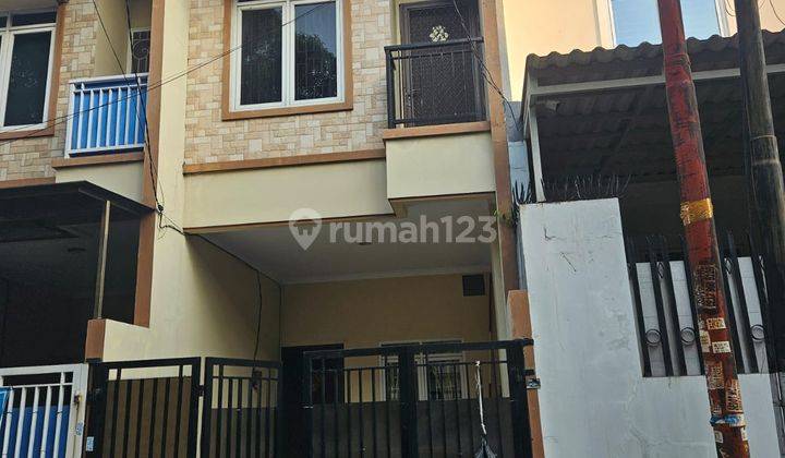 Dijual Rumah 3 Lantai SHM di Tanjung Duren Jakarta Barat  1