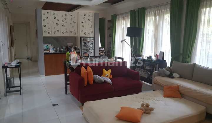 Siap Huni. Rumah Luas 400 m2, 6 Kamar. BAGUS.  Harga kompetitif. Dijual Cepat. SHM. Semi Furnished, BSD Nusaloka. Tangerang 2