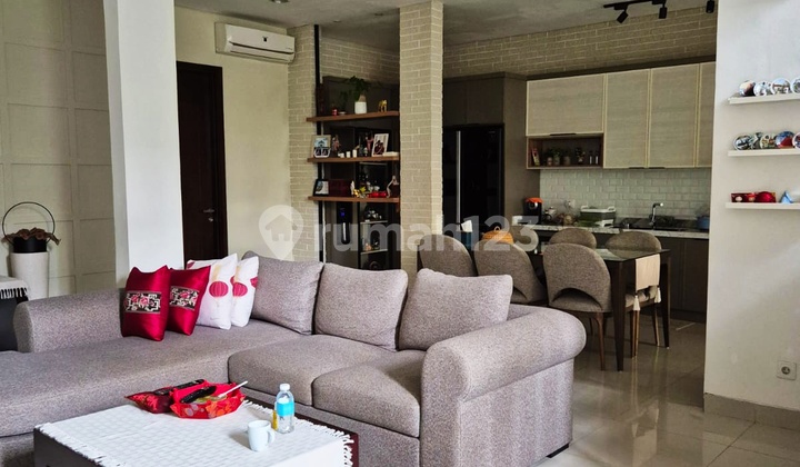 Beautiful House For Sale. Mayfield, Greenwich. Bsd, Tangerang. Certificate, South. 160 M² / 200 M². Furnished. Good. South. Competitive Price. 2