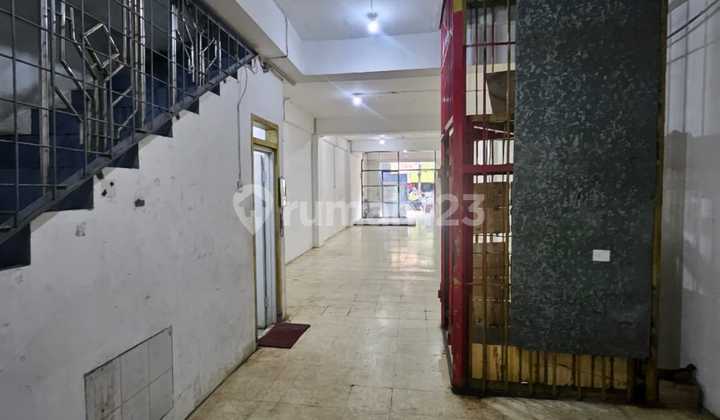 For Sale 4.5-Story Shophouse with Goods Lift in Jurnatan Area, Semarang