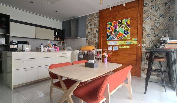 Furnished, Rumah Double Decker Dengan Fasilitas Kolam Renang 2