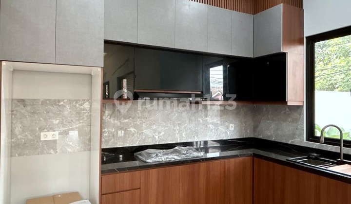 Rumah dengan Vibes Homey! Include Kitchen Set dan Bonus Lampu Gantung.