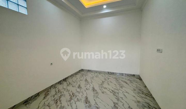 Rumah dengan Kolam Renang di BSD City! Lokasi Dekat Stasiun KRL & Pintu Tol 2