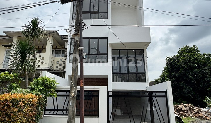 Rumah Baru 3 Lantai Siap Huni Dalam Perumahan