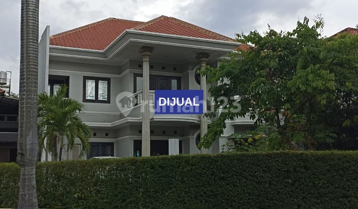 For Sale Classic Modern House in Graha Family, Favorite Block