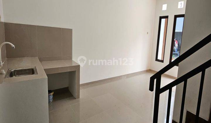 Rumah Model 2 Lantai Balkon Di Atas Deket Sekolahan  2