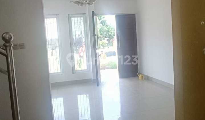 Rumah Bagus Posisi Hook Dalam Komplek Perumahan Legenda Wisata