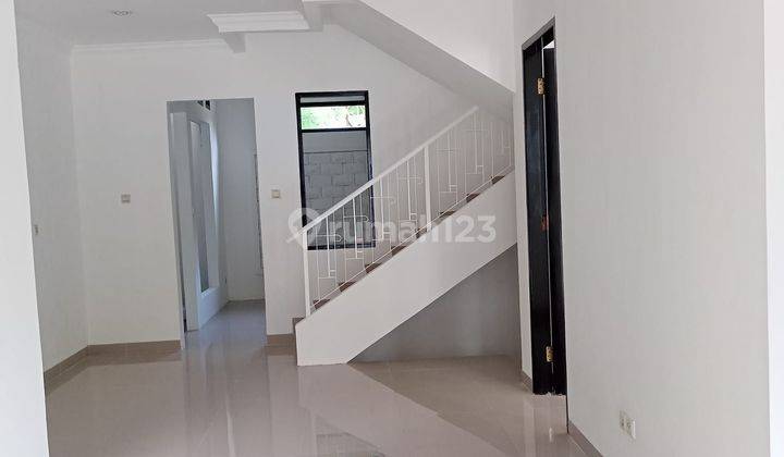 Rumah 2 Lantai Full Renovasi Rapi Dan Bagus Sekali 1