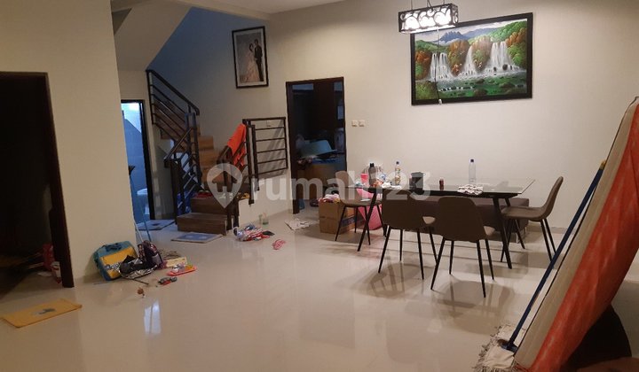 Rumah 2 Lantai Siap Huni di Singgasana Pradana 2