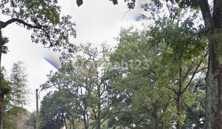 Well-Maintained House and Strategic Business Location in the Cihapit Area of Bandung 2