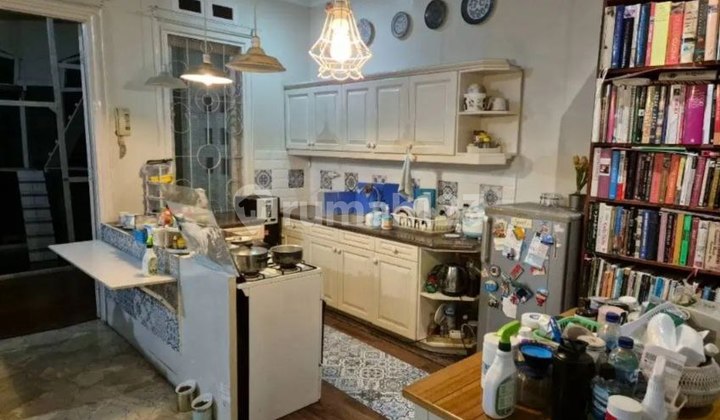 Rumah Mewah 3 Lantai Dalam Komplek Tubagus Ismail Jarang Ada