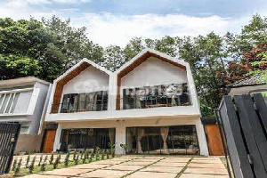 Dijual 2 Rumah Villa Mewah Full Furnish Dekat Setraduta Indah Shm