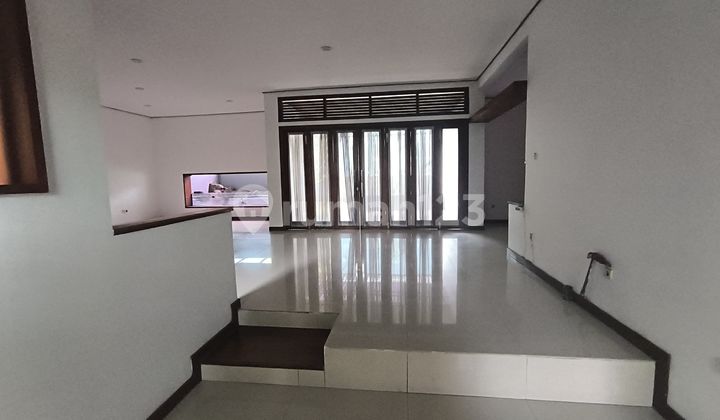 Rumah Besar 2 Lantai Dalam Komplek Batununggal 2