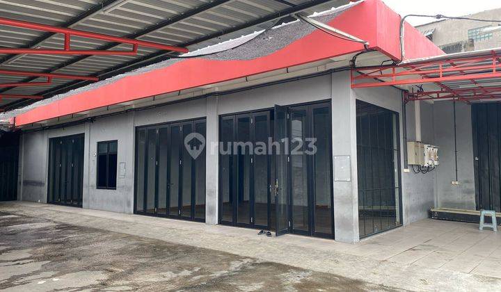 Bangunan dengan lahan parkir yang luas di kemanggisan, Jakarta Barat. 1