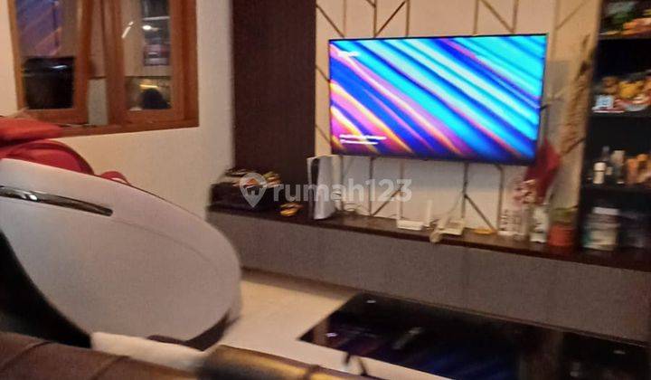 ruang keluarga rumah dijual furnished 2 lantai
