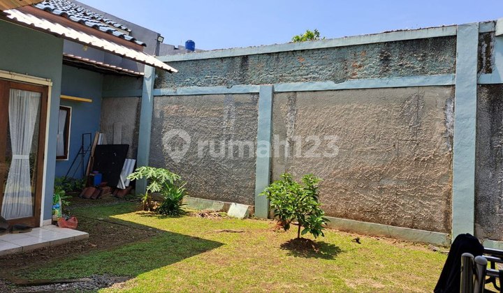 FOR SALE LUXURY & SPACIOUS HOUSE CORNER POSITION ON JL TABRONIH CILODONG DEPOK 2