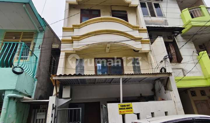 3.5-Story Boarding House in Central Jakarta, Strategic Location near Government Center, Dense Employee Shopping Area in Mangga Dua, Flood-Free and Car-Accessible in Kartini.