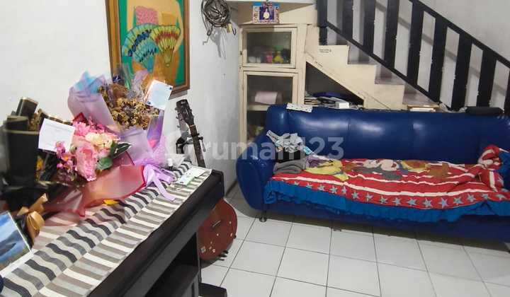 Di Sewakan Rumah Semi Furnished di Tomang Di Sewakan Rumah Semi Furnished di Tomang