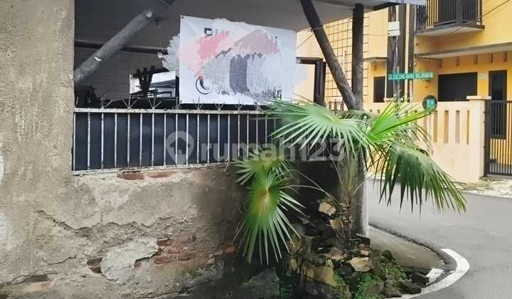 Old Nice House for Sale in Tomang Hoek 2