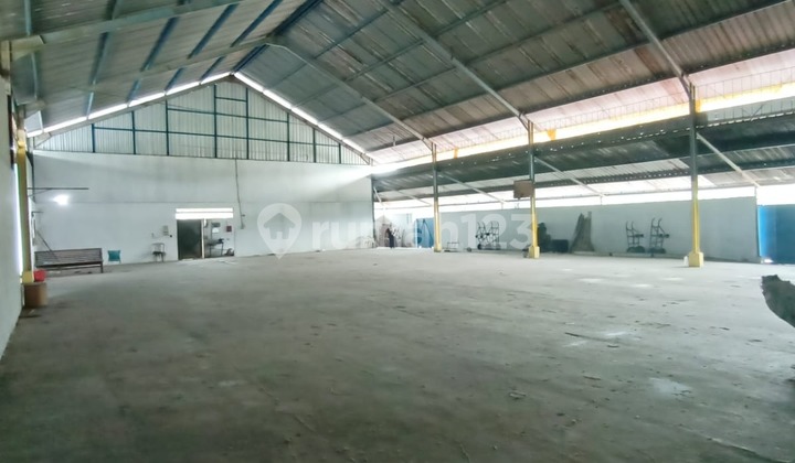 Rumah 2 Lantai dan Gudang Strategis di Jalan Ngawi Rumah 2 Lantai dan Gudang Strategis di Jalan Ngawi