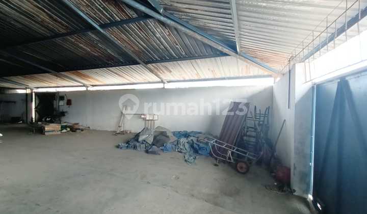 Rumah 2 Lantai dan Gudang Strategis di Jalan Ngawi Rumah 2 Lantai dan Gudang Strategis di Jalan Ngawi