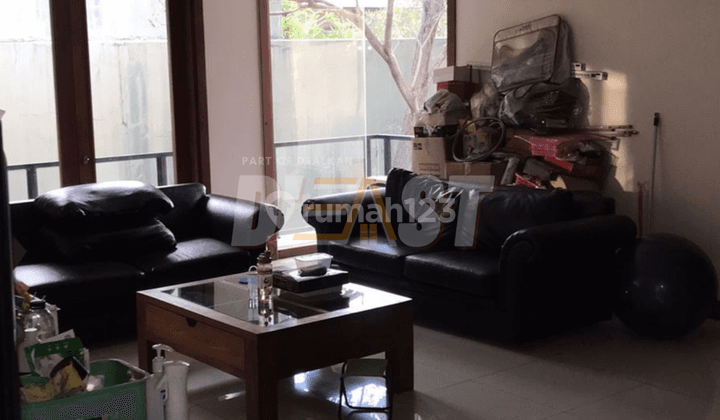 Rumah Semi Furnished SHM di Pakuwon City Luar Boulevard, Surabaya 2