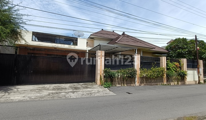 Rumah Bagus Luas Strategis Aman Nyaman di Jajar Laweyan Solo