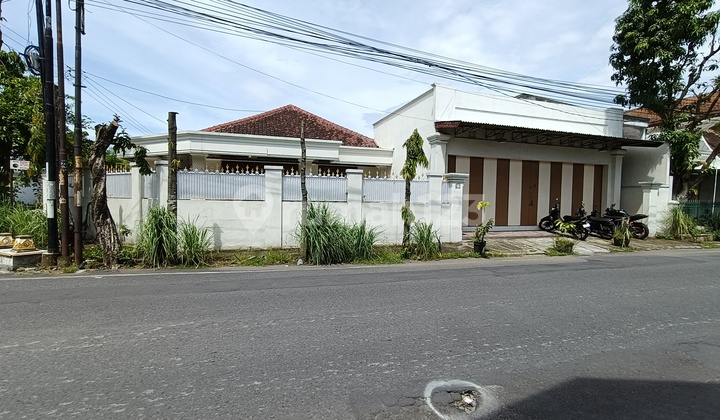 Good Clean Spacious Teak Wood House in Sondakan Laweyan Solo