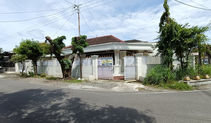 Good Clean Spacious Teak Wood House in Sondakan Laweyan Solo